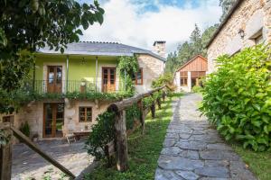 una vista exterior de una casa con un camino de piedra en Casa Rural Graña da Acea, en Monfero