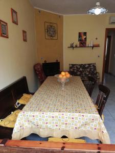 una mesa con un bol de fruta encima en Casa Vacanze “Dream House” en Scano Montiferro