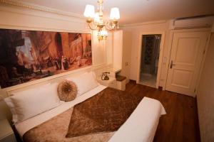 A seating area at Hotel Evsen