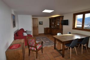 - un salon avec une table et un canapé rouge dans l'établissement Face Mont-Blanc, à Passy