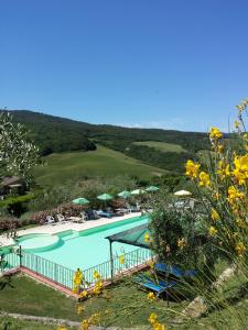 Blick auf den Pool eines Resorts in der Unterkunft Residence Il Monastero in Pomarance