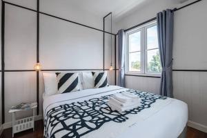 ein Schlafzimmer mit großem Bett und Fenster in der Unterkunft MIQ Asoke202 Pool Villa - Asoke BTS 16 Pax in Bangkok + 7 Fotos