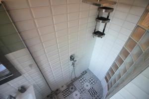 Et badeværelse på Central Residence + 7 billeder