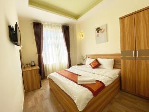 Postel nebo postele na pokoji v ubytování Vanilla Dalat Hotel