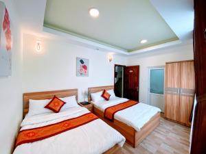 Postel nebo postele na pokoji v ubytování Vanilla Dalat Hotel