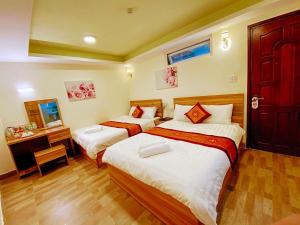 Säng eller sängar i ett rum på Vanilla Dalat Hotel