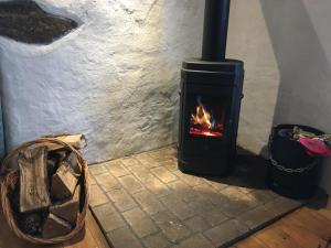 estufa con chimenea en la habitación en Gîtes de Camors, en Camors