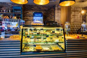 una vetrina in una panetteria con torte e pasticcini di Antique Boutique Hotel a Pavel Banya