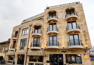 un edificio con balconi sui lati di Antique Boutique Hotel a Pavel Banya