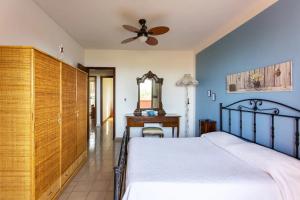 una camera con due letti, un comò e uno specchio di Villetta dei Tramonti a Trappeto Altre 25 foto