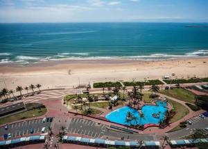 ダーバンにあるSummersands Durban North Beachのビーチ付きのリゾートの空中ビュー