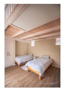 Tempat tidur susun dalam kamar di Bruckendorf Self Catering Apartment