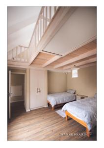 1 Schlafzimmer mit 2 Betten und einer Treppe in der Unterkunft Bruckendorf Self Catering Apartment in Swakopmund