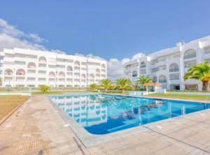 uma grande piscina em frente a um edifício em Algarve Armacao de Pera Alporchinhos Appartement Climatise Plage A Pied em Armação de Pêra