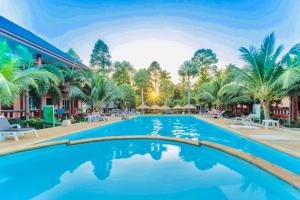 Bazén v ubytování Peaceful Resort , Long Beach - Koh Lanta nebo v jeho okolí