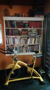 ein Fahrrad parkt vor einem Bücherregal voller Bücher in der Unterkunft La Bicicleta solar casa abierta in Villa Independencia + 19 Fotos