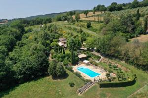 - une vue aérienne sur un domaine avec une piscine dans l'établissement Villa Balducci, à Città di Castello