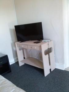 białe biurko z komputerem na górze w obiekcie Oppihoek w mieście Harrismith