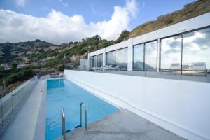 Bazén v ubytovaní Villa Nostos Plakias beachfront sea view privet pool alebo v jeho blízkosti