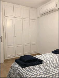 ein Schlafzimmer mit einem Bett und einem weißen Schrank in der Unterkunft Acogedor apartamento junto al mar in Las Negras