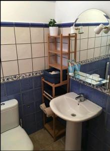 ein Badezimmer mit einem weißen Waschbecken und einem WC in der Unterkunft Acogedor apartamento junto al mar in Las Negras