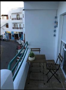 einen Balkon mit einem Tisch und Stühlen auf einem Gebäude in der Unterkunft Acogedor apartamento junto al mar in Las Negras