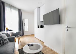 TV i/ili multimedijalni sistem u objektu Main Square Modern Apartments