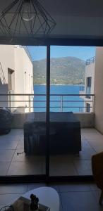 Imagen de la galería de appartement T3 terrasse vue mer pieds dans l eau, en Propriano
