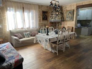 sala de estar con mesa blanca y sillas en Casa rural La Marquesa - Cuenca, en Valera de Abajo