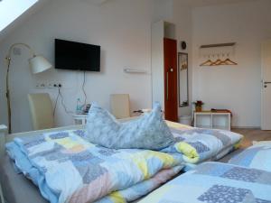 een slaapkamer met een bed met kussens erop bij Gästezimmer Hencke in Echem