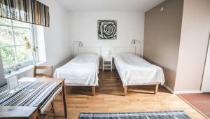מיטה או מיטות בחדר ב-Hotell Vellingebacken