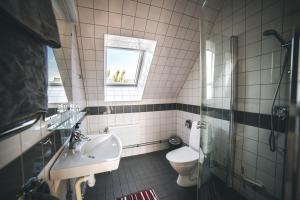 Koupelna v ubytování Hotell Vellingebacken + 32 fotografií
