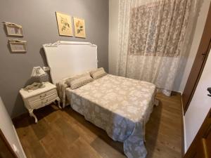 małą sypialnię z łóżkiem i szafką nocną w obiekcie Casa rural La Marquesa - Cuenca w mieście Valera de Abajo
