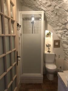 ein Bad mit WC und eine Tür mit Kamera in der Unterkunft La Vieille Bergerie in Èze