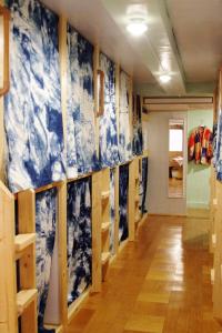 um corredor com papel de parede azul e branco na parede em Kichinan em Osaka