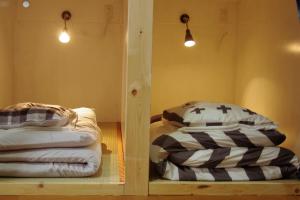 Ce dortoir comprend 2 lits superposés. dans l'établissement Kichinan, à Osaka