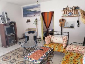 un soggiorno con divano e sedia di Ait Mouli Surf House a Safi