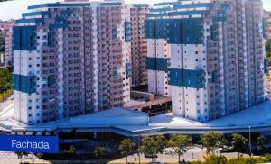 une vue aérienne d'un grand bâtiment avec de hauts immeubles dans l'établissement Olímpia Park Resort ao lado do Thermas dos Laranjais - Apartamento Luxo, à Olímpia