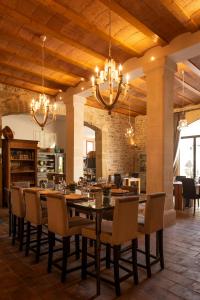 une grande salle à manger avec une table et des chaises dans l'établissement L'Escampe, à Saturargues