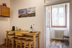 ein Zimmer mit einem Tisch mit Weingläsern darauf in der Unterkunft La Rocca in Sinalunga