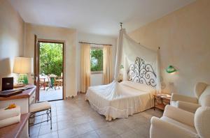 una camera con letto e un soggiorno di Hotel Capo d'Orso Thalasso & SPA a Palau