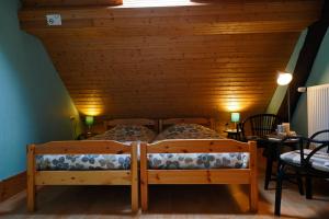 - une chambre avec un lit et un plafond en bois dans l'établissement B&B Berkel in old farmhouse, à Bockholtz