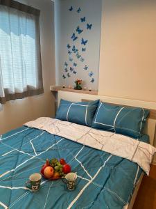 a bed with a bowl of fruit on it at Lumpini seaview cha-am By Greenview in Ban Sahakham +29 photos