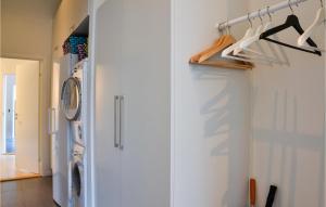 una cucina con frigorifero bianco e un corridoio di Amazing Home In Grsted With Kitchen a Græsted