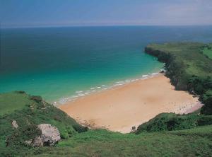 z powietrza widok na plażę w oceanie w obiekcie Casa Güela Megustarural w mieście Llanes