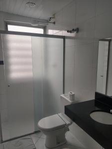 uma casa de banho com um WC, um lavatório e um chuveiro em Filadelfia Hotel em São Paulo