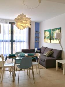 sala de estar con sofá y mesa en La casa indaco, Puerto del Rosario, Fuerteventura, en Puerto del Rosario