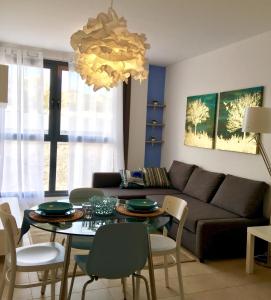 sala de estar con sofá, mesa y sillas en La casa indaco, Puerto del Rosario, Fuerteventura, en Puerto del Rosario