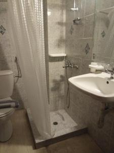 Ванна кімната в Omiros