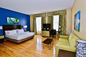 a hotel room with a bed and a couch at Holiday Inn Express Cleveland Downtown, an IHG Hotel in Cleveland